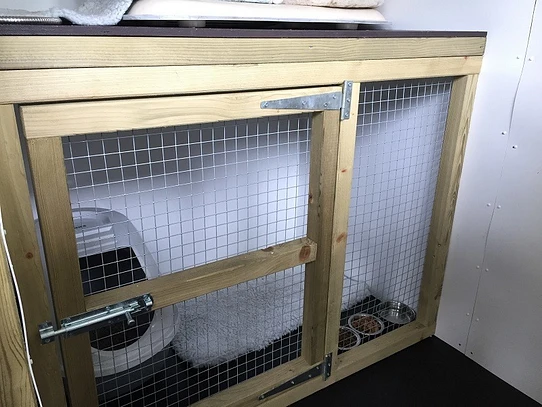 Clean, spacious stud cat queens quarters for visiting queens